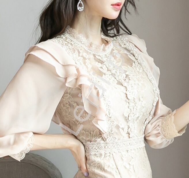 Koronkowa beżowa sukienka elegancka z falbankami