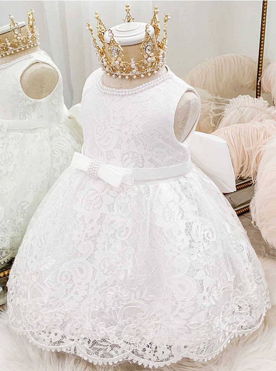 Koronkowa biała sukienka z perełkami