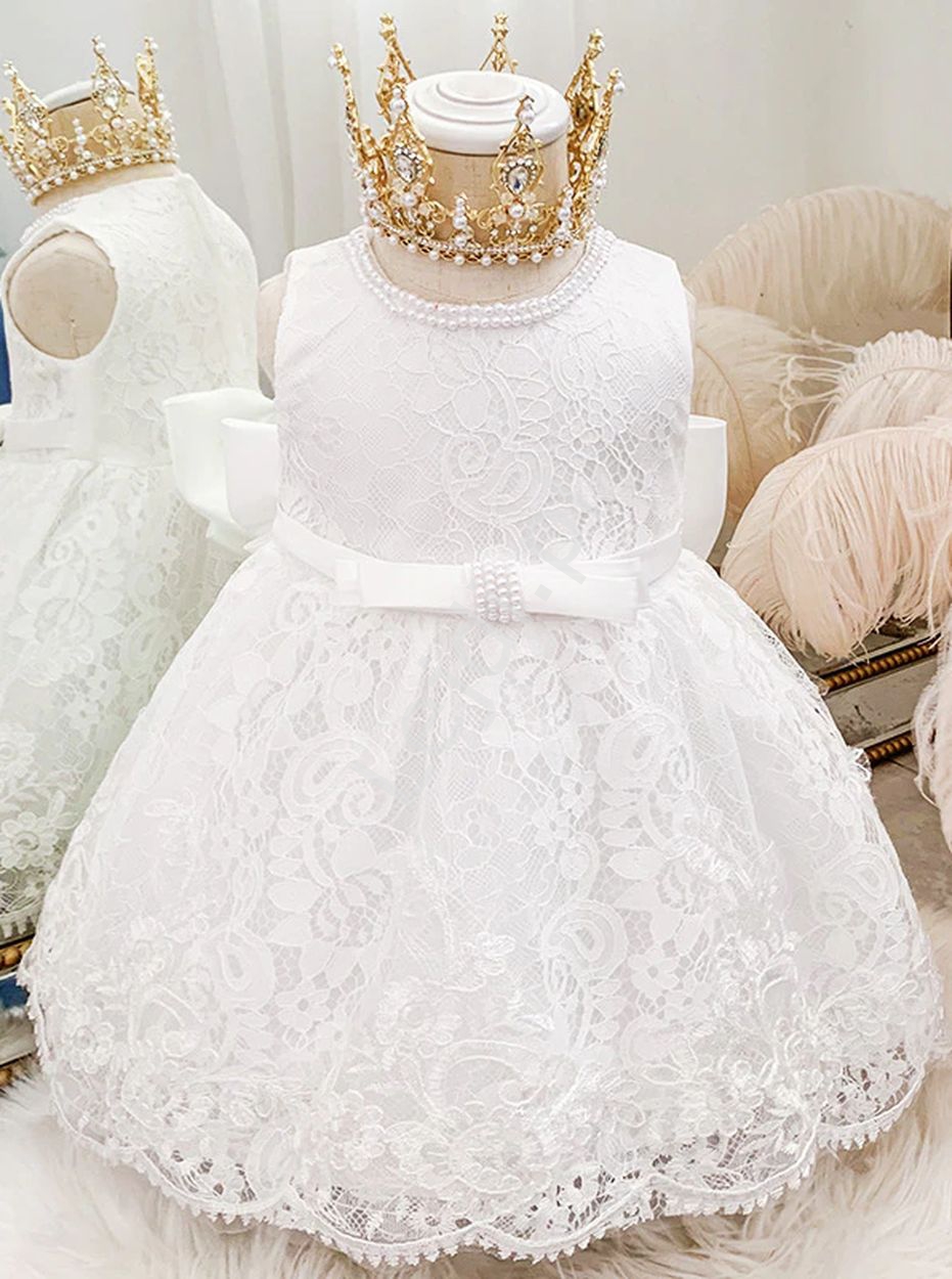 Koronkowa biała sukienka z perełkami