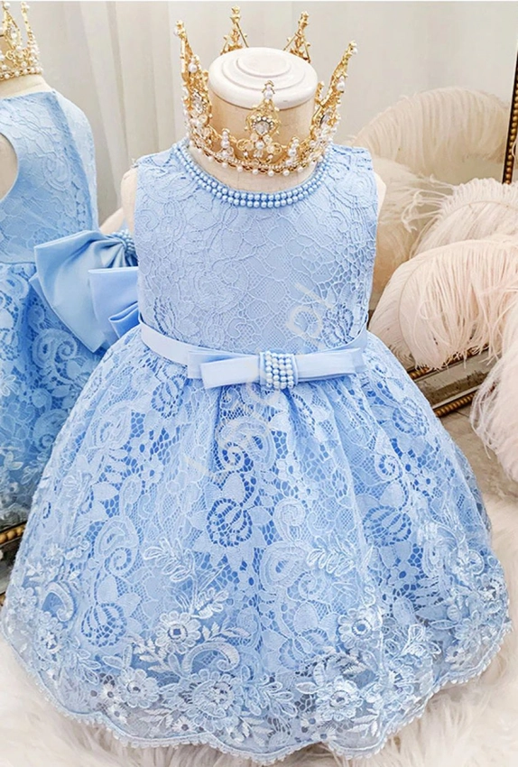 Koronkowa błękitna sukienka dla dziewczynki z perełkami