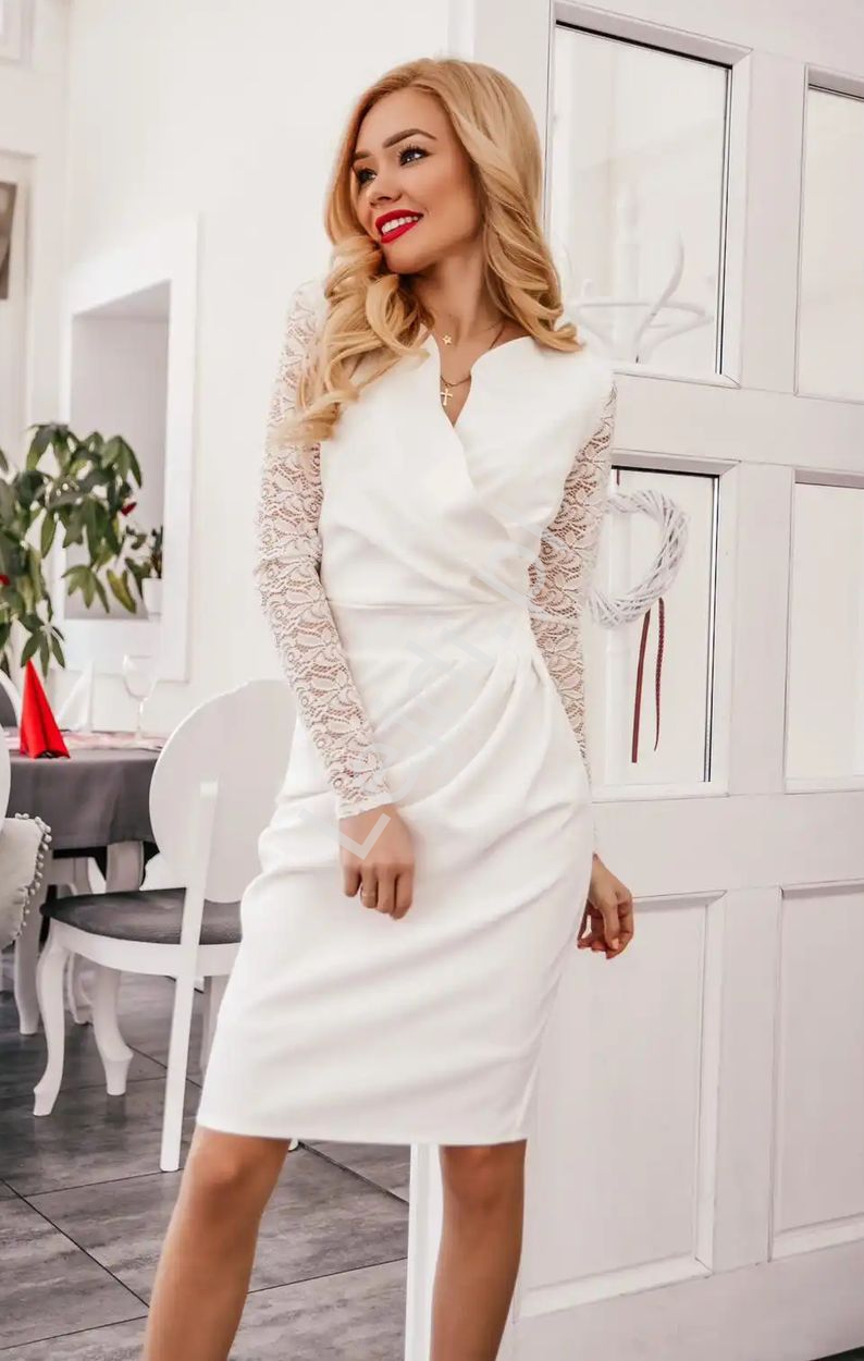 Kremowa sukienka elegancka z koronkowymi rękawami 