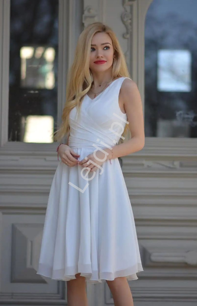  Kremowa sukienka szyfonowa z rozkloszowaną spódnicą