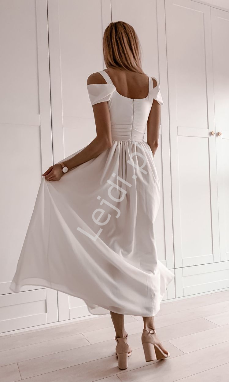 Kremowo biała sukienka ślubna w romantycznym stylu