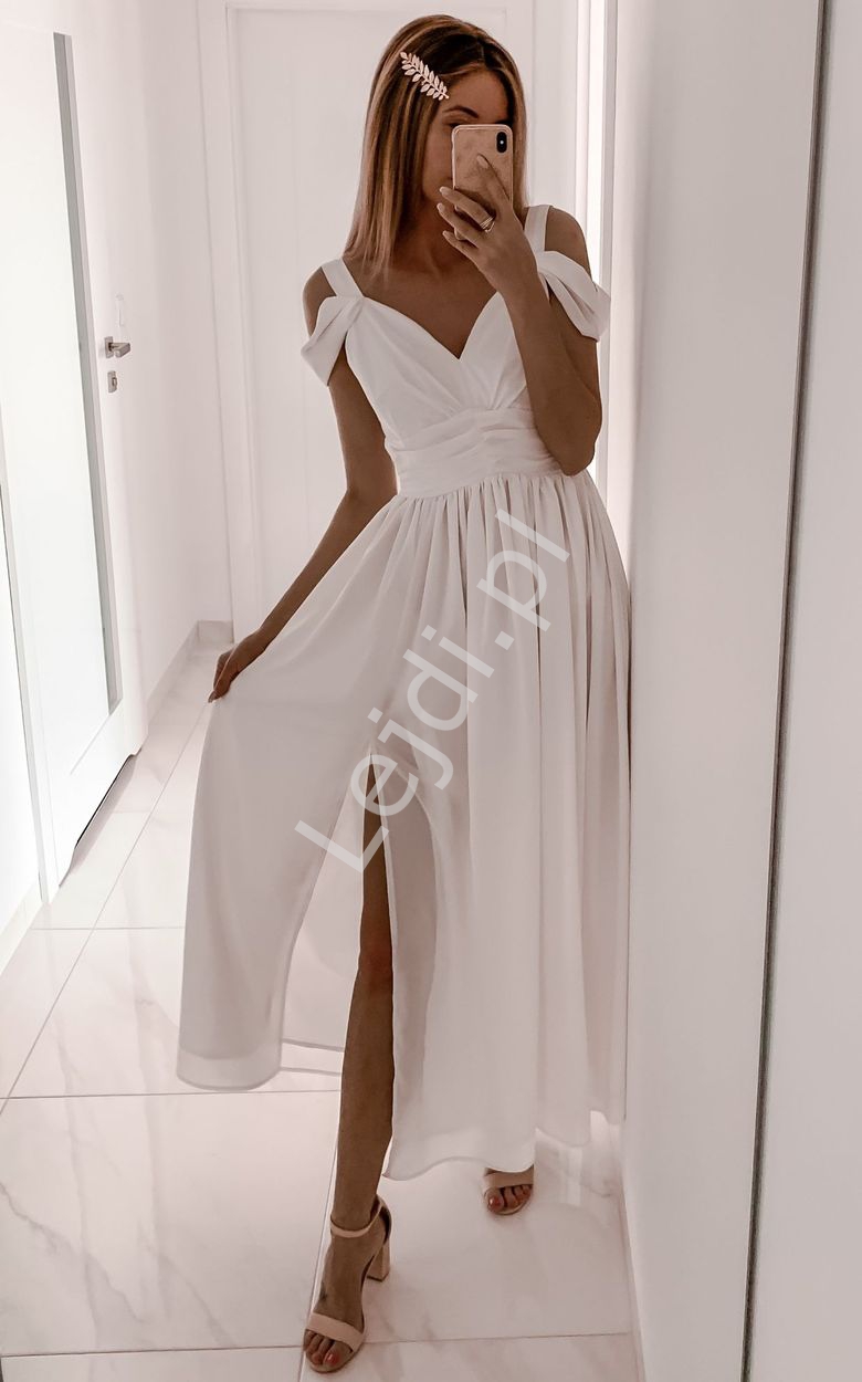 Kremowo biała sukienka ślubna w romantycznym stylu