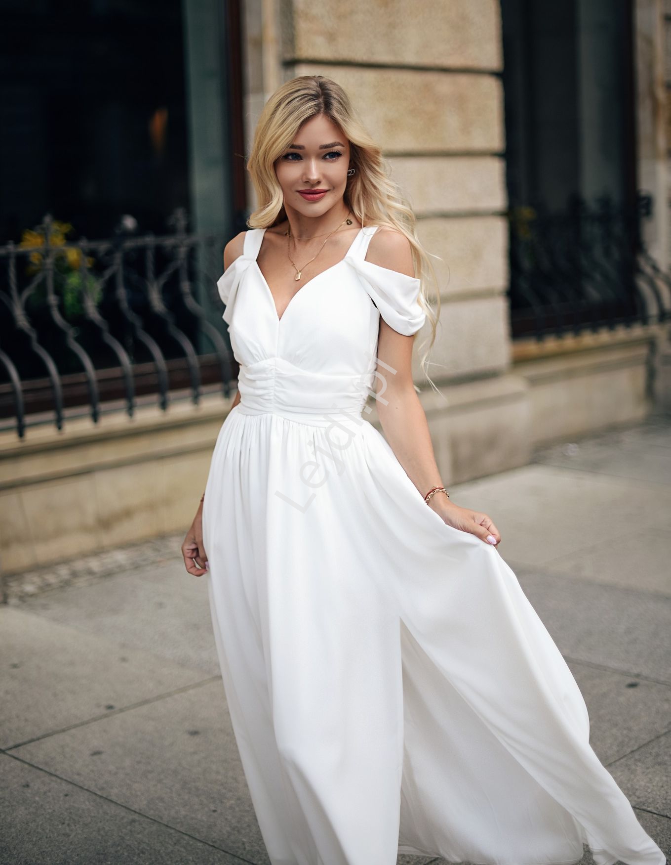  Kremowo biała sukienka ślubna w romantycznym stylu