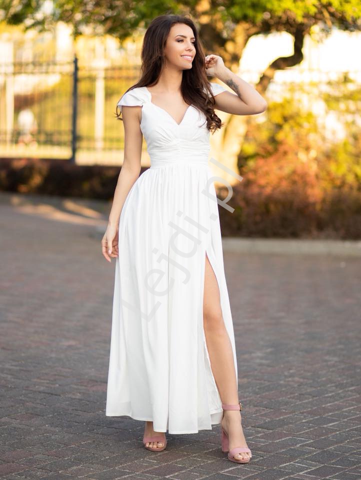Kremowo biała sukienka ślubna w romantycznym stylu  KM315
