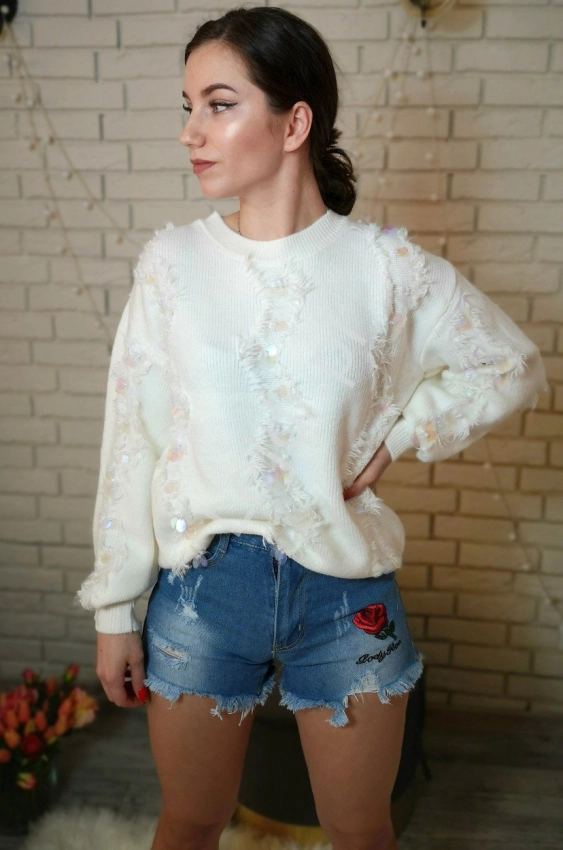 Kremowy sweterek damski z sztucznymi perełkami i dużymi cekinami 8996