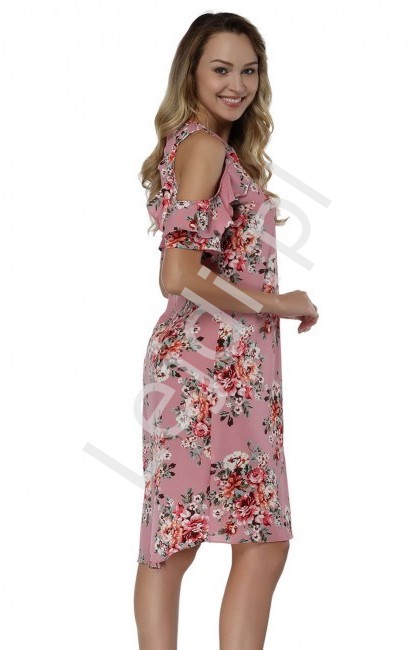 Krótka różowa sukienka w kwiaty z falbanką na ramionach