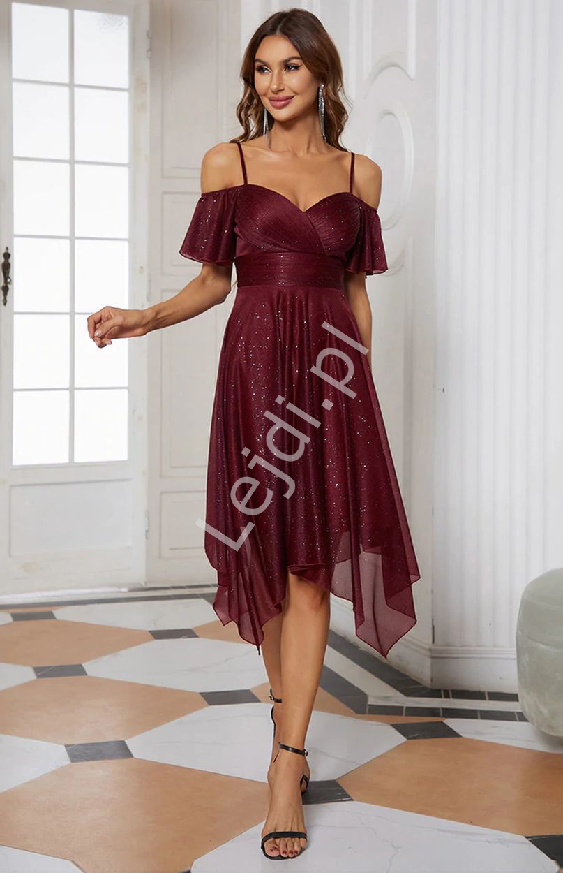 Krótka sukienka asymetryczna w kolorze burgundowym z połyskującym brokatem