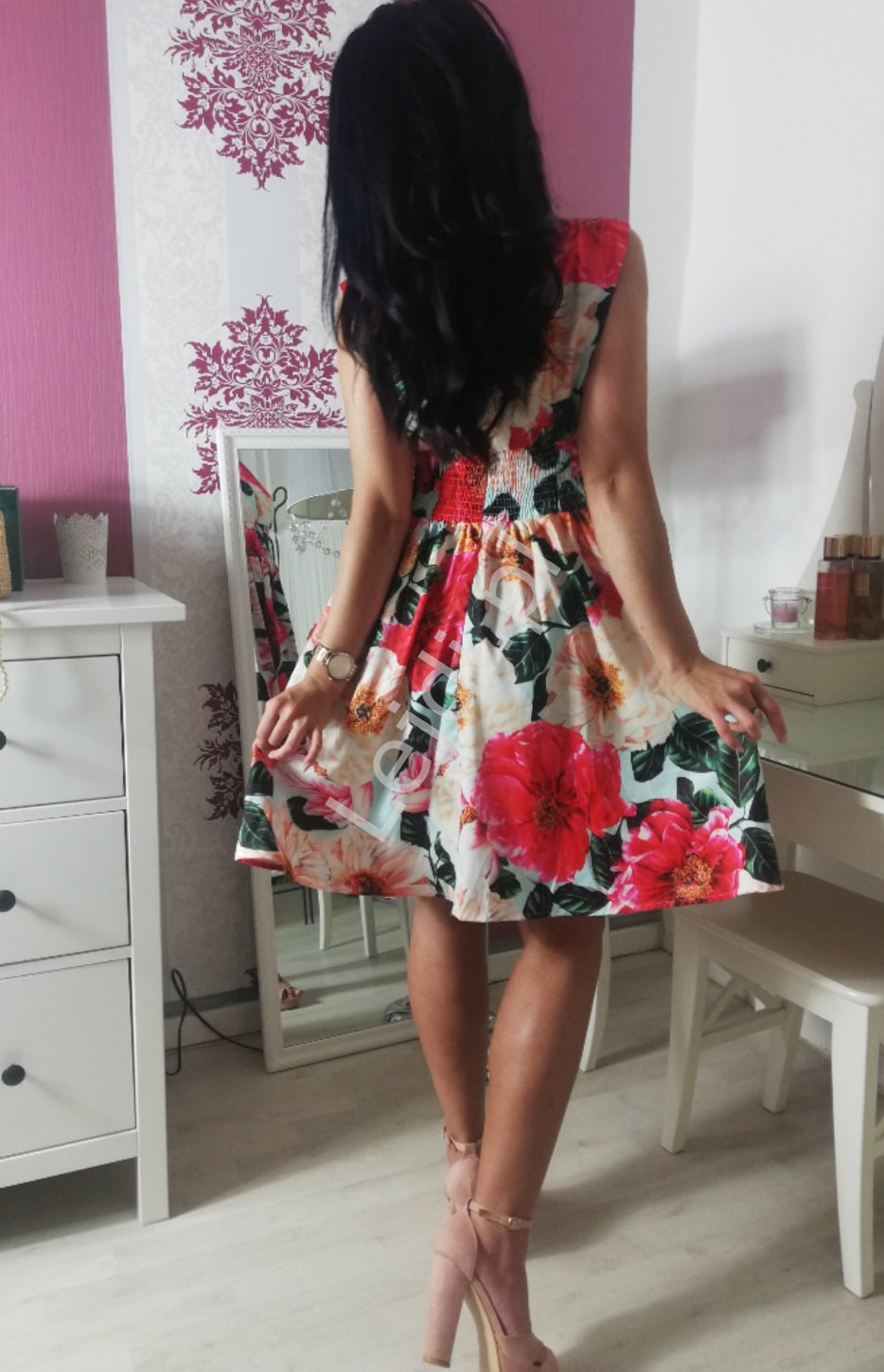 Krótka sukienka w kwiaty z rozkloszowaną spódnicą