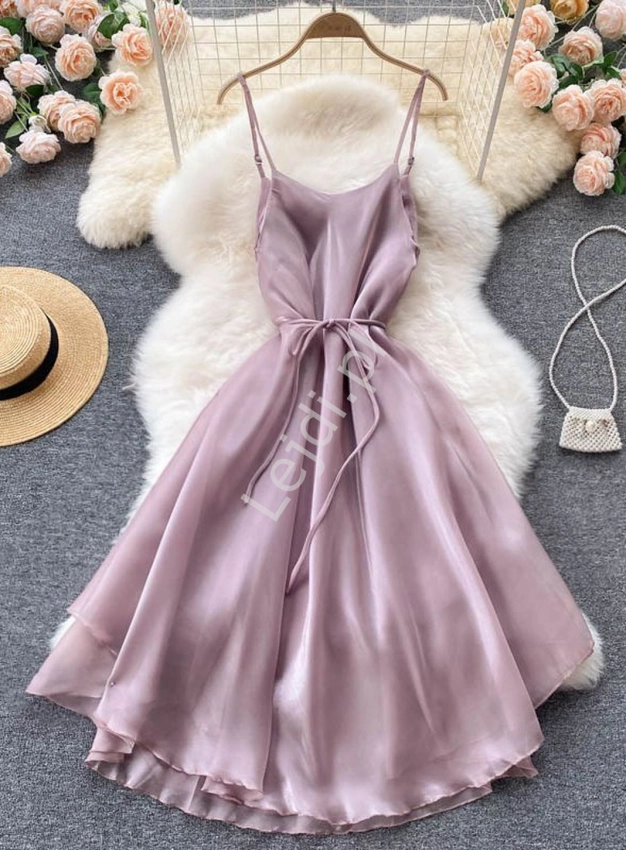Krótka sukienka wieczorowa w liliowym kolorze