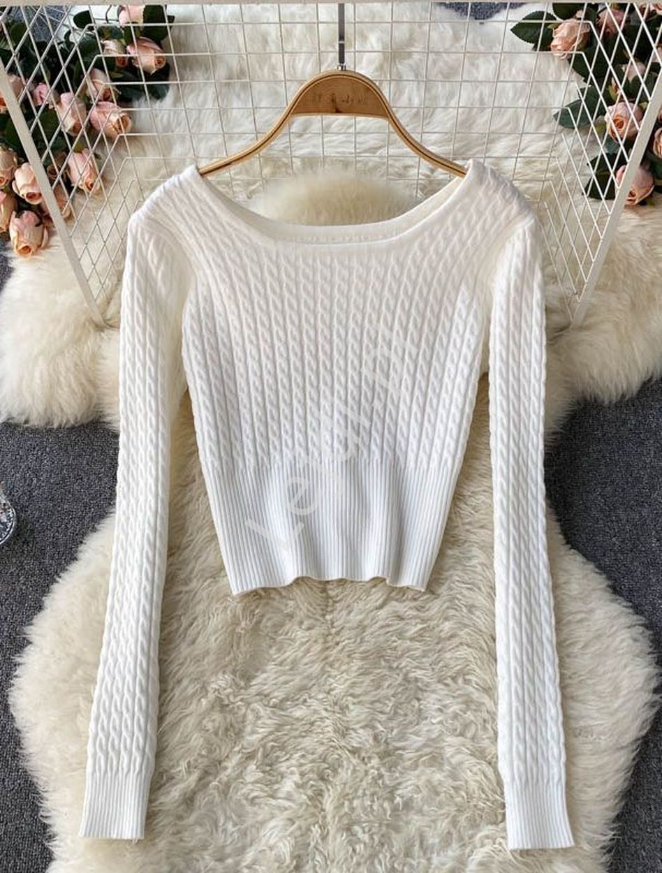 Krótki biały sweterek z wyraźnym wzorem 