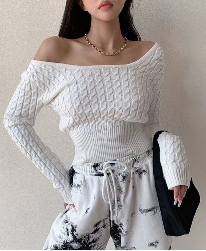 Krótki biały sweterek z wyraźnym wzorem 5900