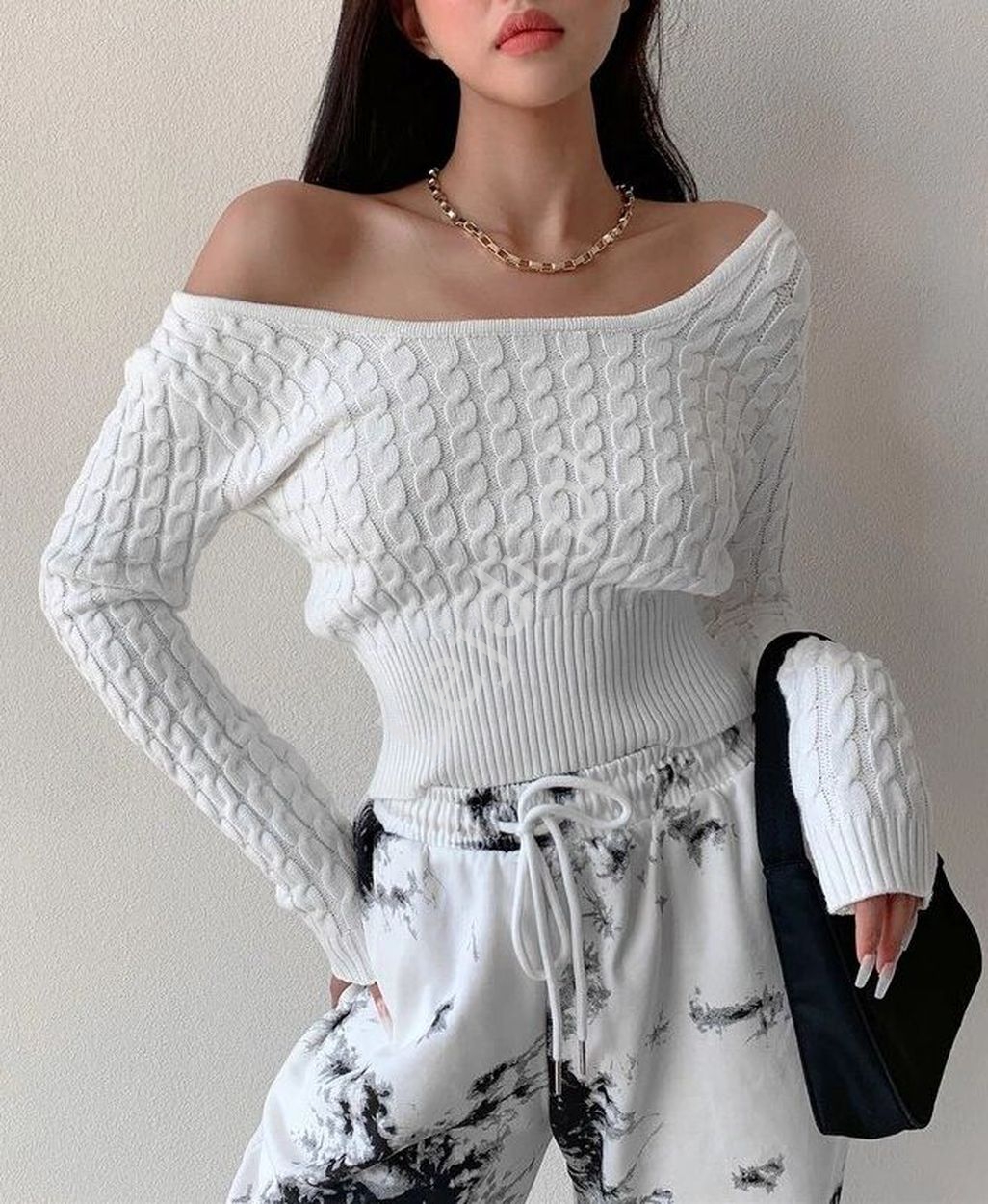 Krótki biały sweterek z wyraźnym wzorem 