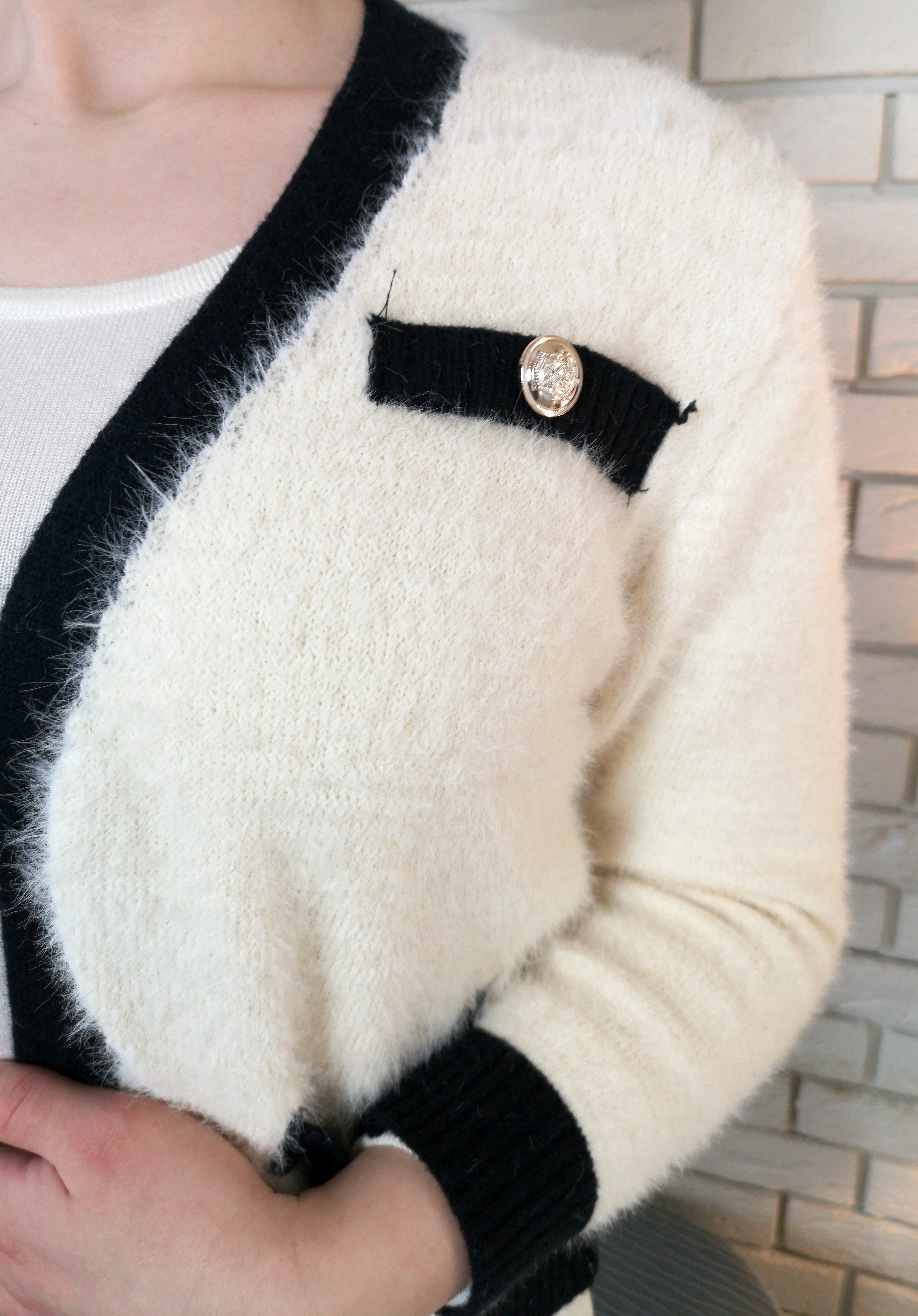 Krótki sweterek moherowy, niezapinany kardigan z ozdobnymi guzikami