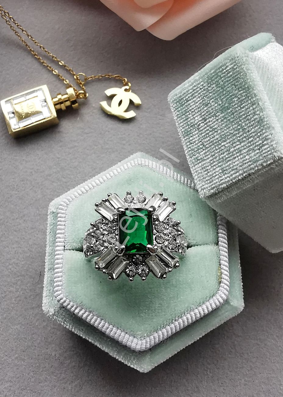 Kryształkowy duży pierścionek z zielonym oczkiem
