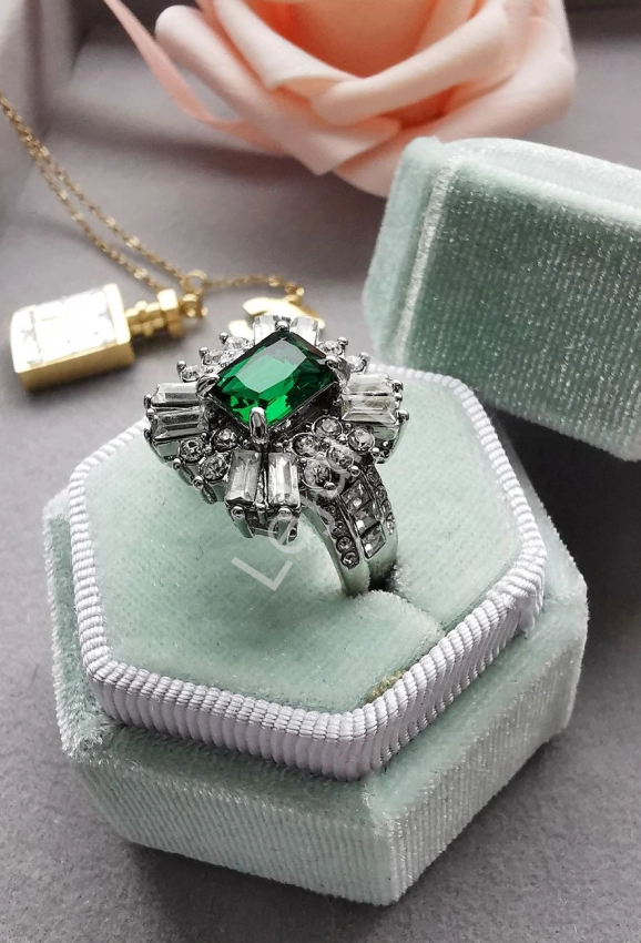 Kryształkowy duży pierścionek z zielonym oczkiem