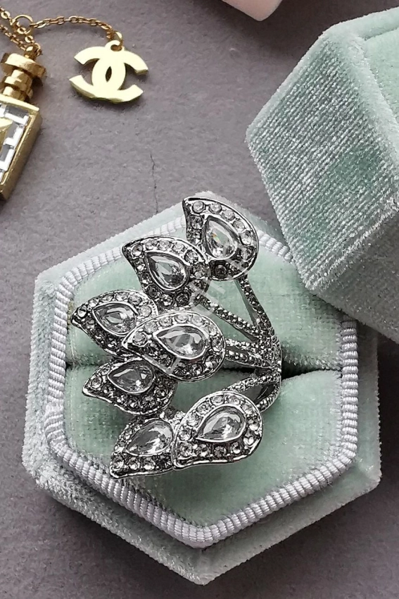 Kryształkowy pierścionek z listkami z kryształami