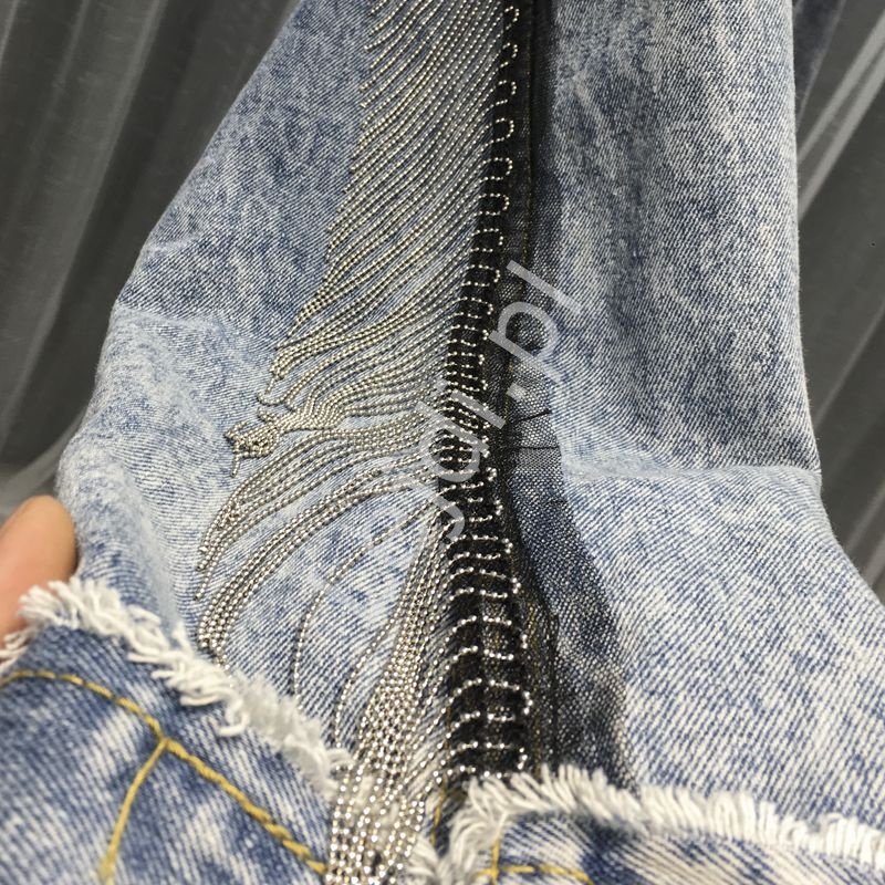 Kurtka jeansowa z błyszczącą naszywką, łańcuszkami i wiszącymi paskami z napisami