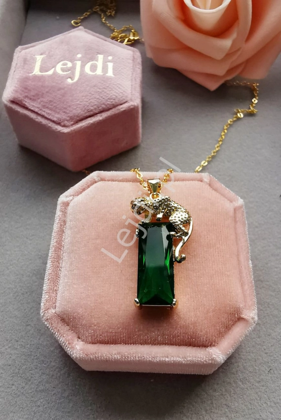 Łańcuszek z dużym zielonym kryształkiem i panterą
