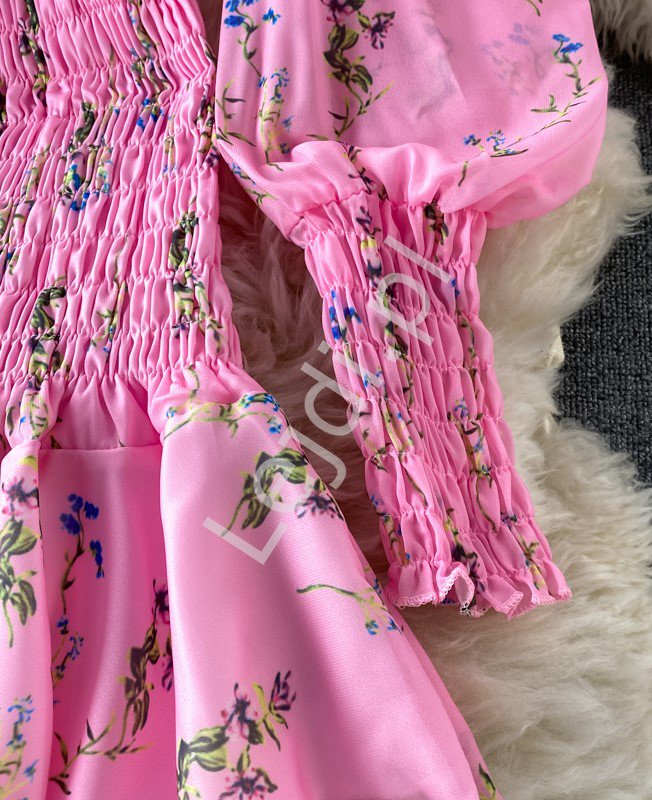 Landrynkowo różowa sukienka letnia w kwiaty