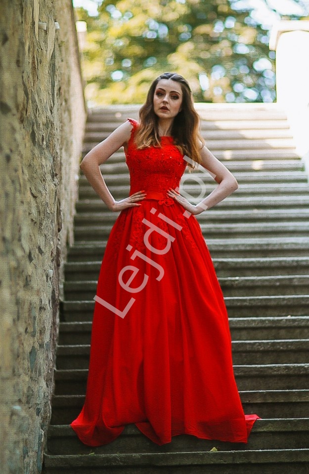 Luksusowa czerwona suknia z perełkami i koralikam