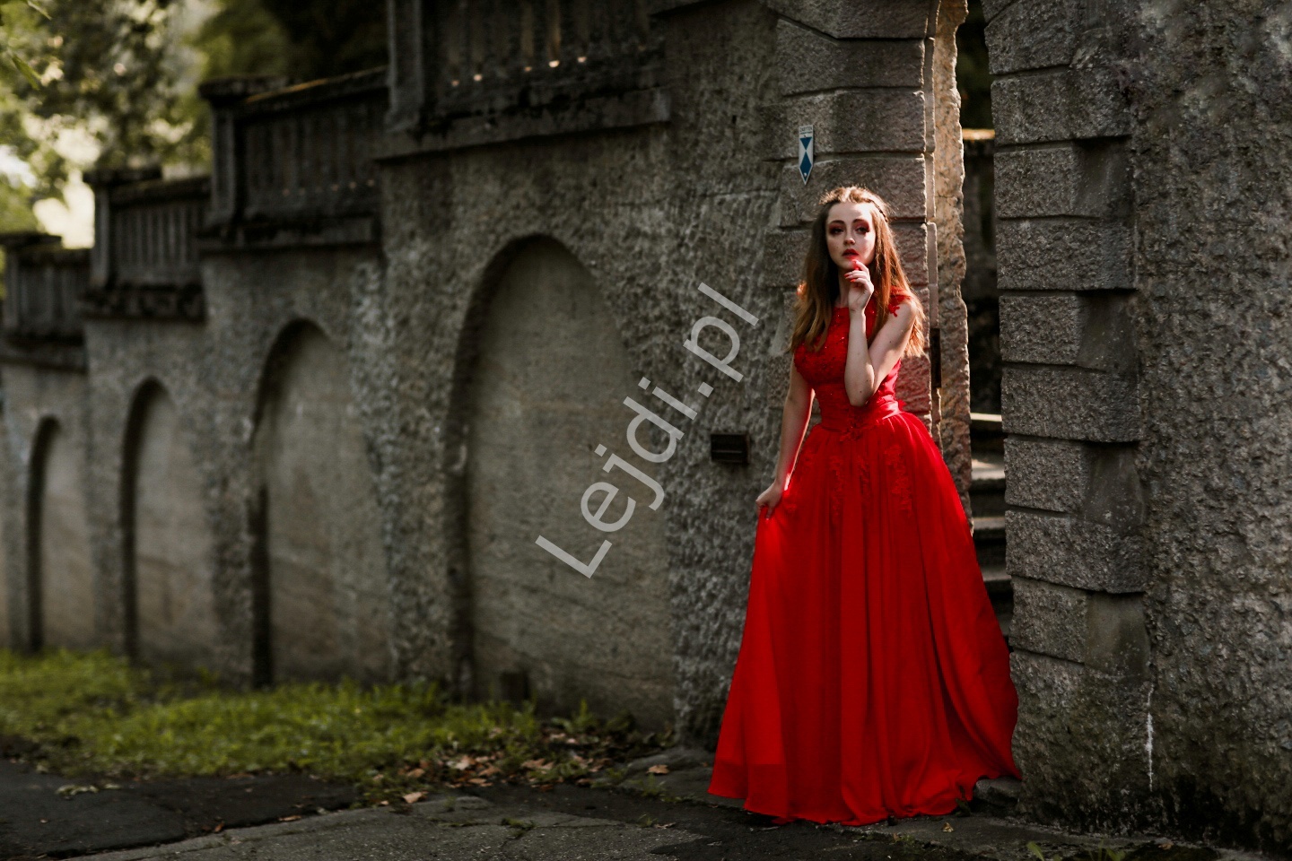Luksusowa czerwona suknia z perełkami i koralikam