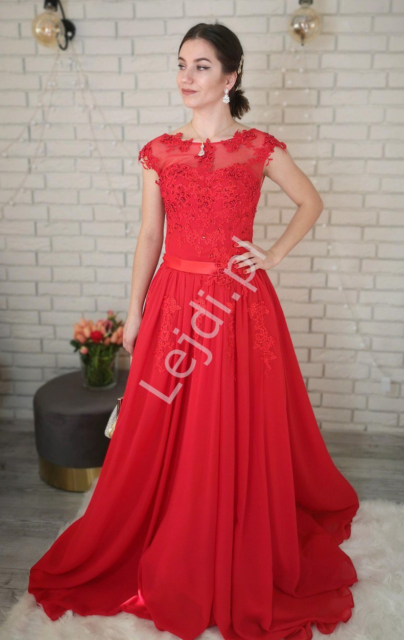 czerwona suknia na bal