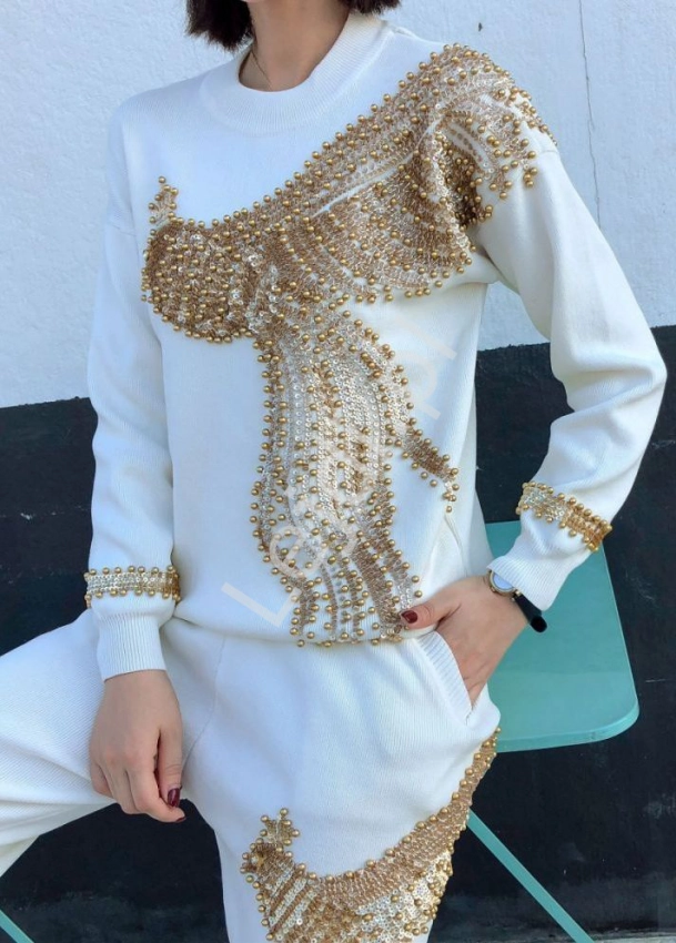 Luksusowy biało złoty sweterkowy dres z cekinami i złotymi perełkami, biały