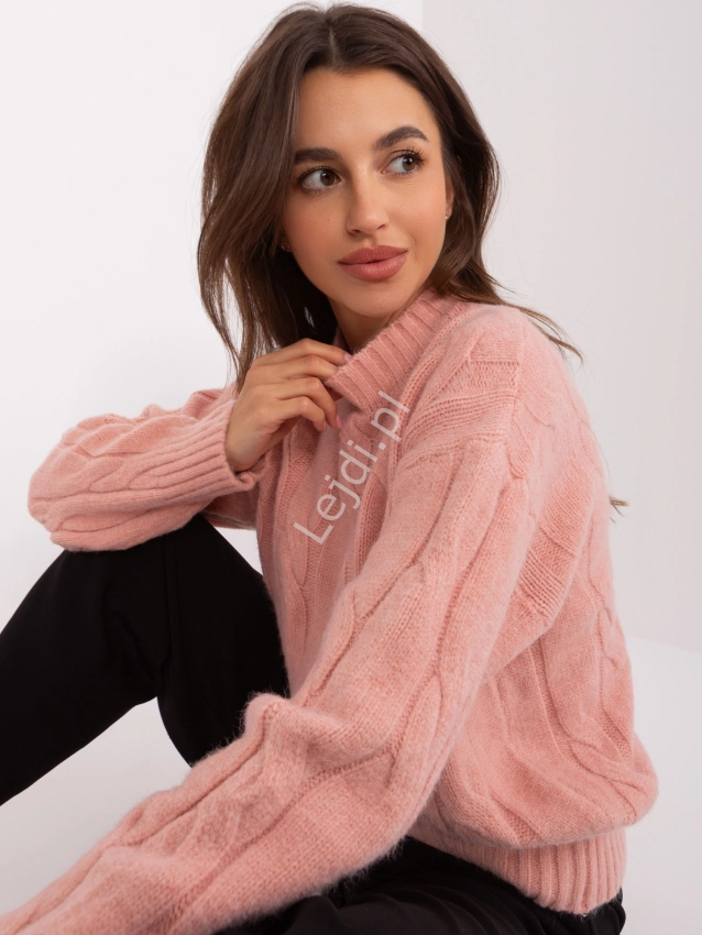 Miękki jasno różowy sweter z warkoczami 