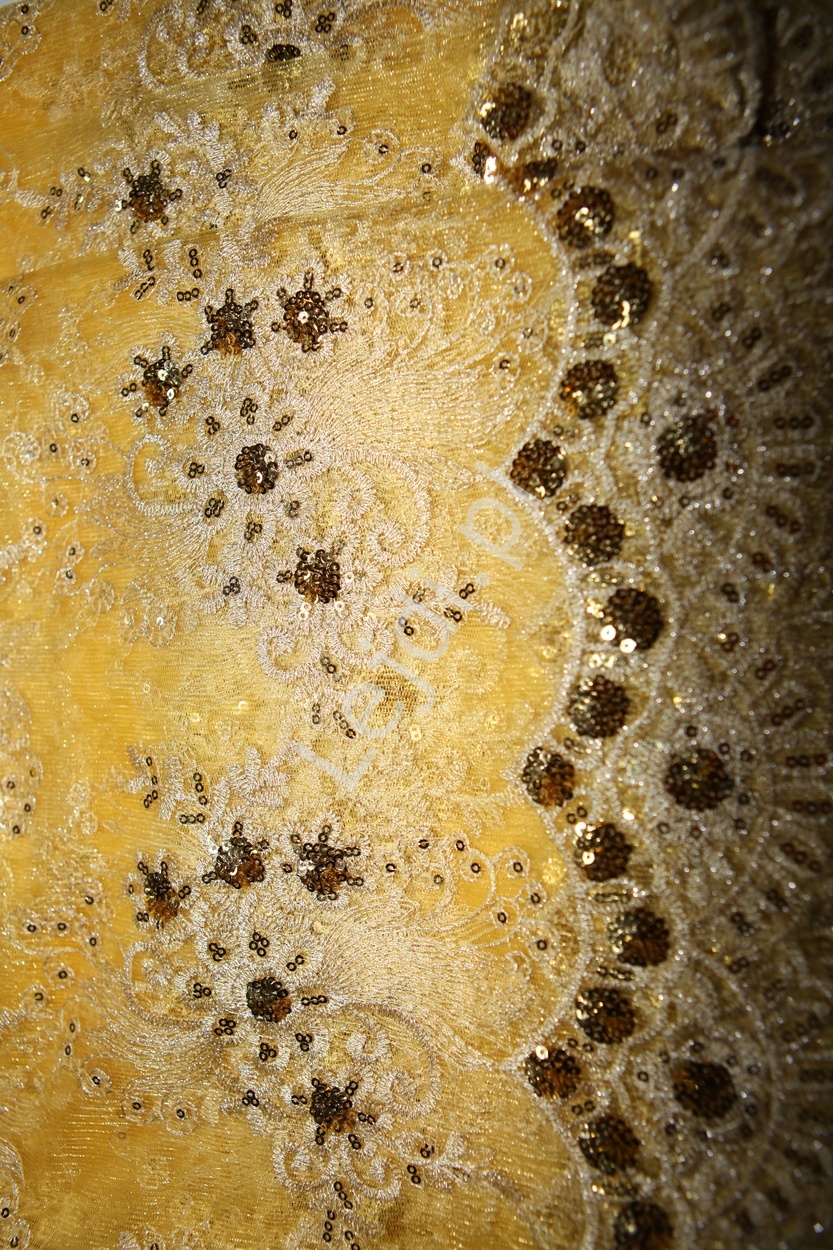 Miodowo złota koronka z cekinami i haftem na tiulu 1,3m x 0,5m