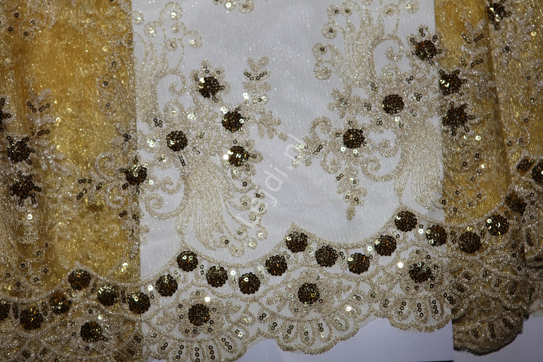 Miodowo złota koronka z cekinami i haftem na tiulu 1,3m x 0,5m