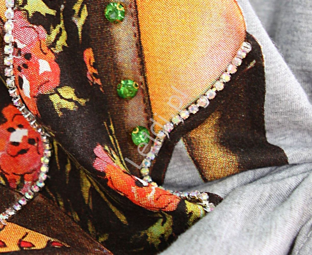 Modny t-shirt damski z butami zdobionymi kryształkami 