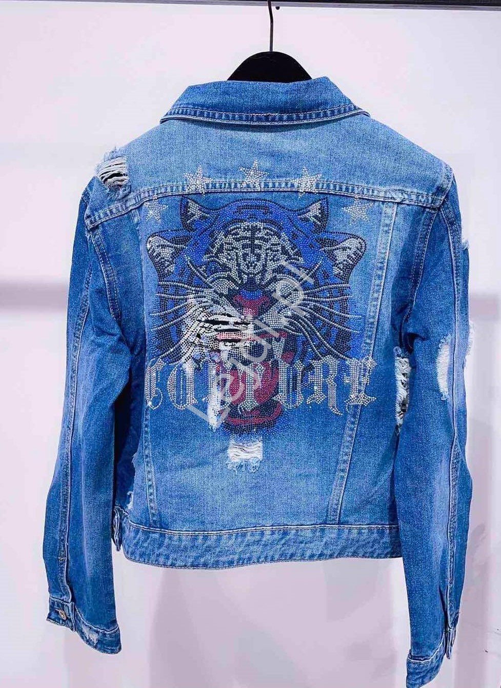Niebieska jeansowa kurtka z tygrysem cyrkoniowym
