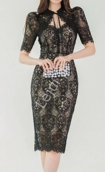 Ołówkowa sukienka koronkowa w czarnym kolorze z beżową podszewką