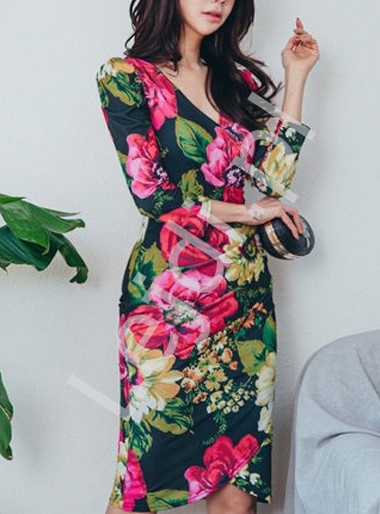 Ołówkowa sukienka w kolorowe kwiaty