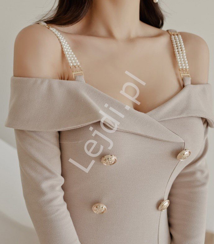 Ołówkowa sukienka z odkrytymi ramionami z perełkami na ramiączkach 