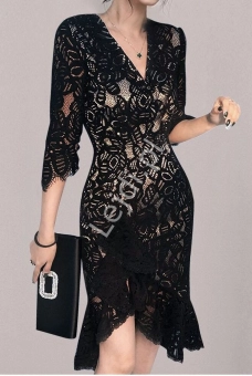 Oryginalna sukienka koronkowa czarna z złotą podszewką
