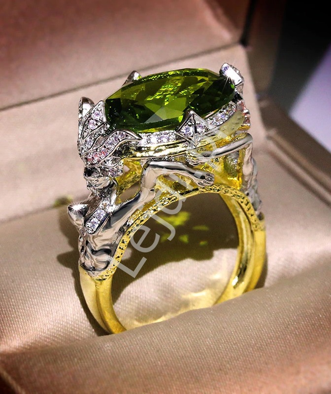 imponujący pierścionek z zielonym oczkiem,