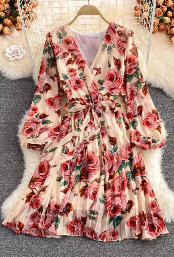 Piękna sukienka brzoskwiniowo różowa w róże 5854