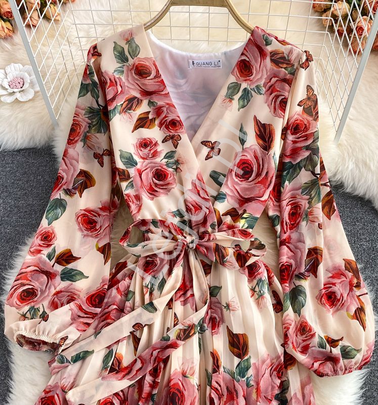 Piękna sukienka brzoskwiniowo różowa w róże