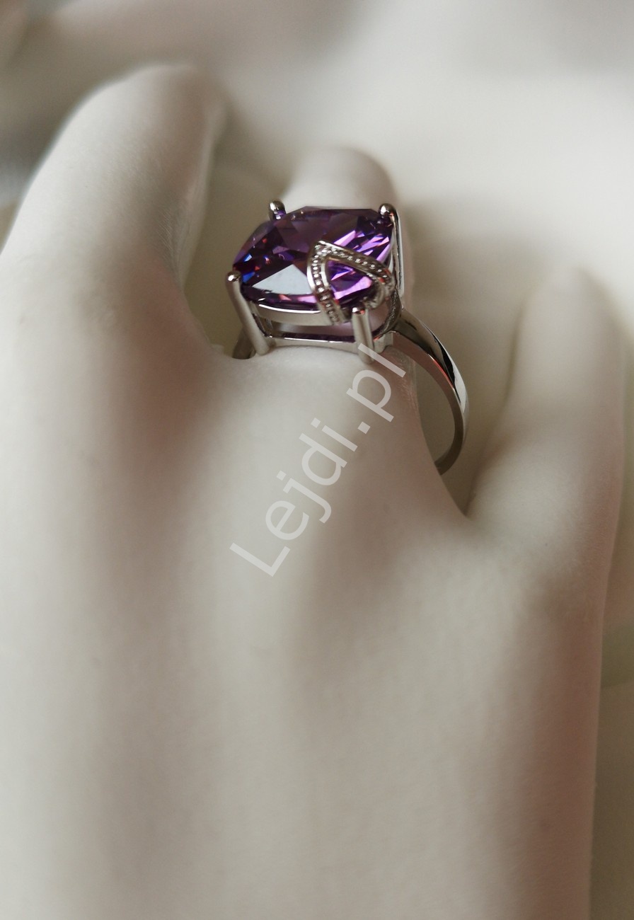 Pierścionek posrebrzany z dużym fioletowym kryształkiem