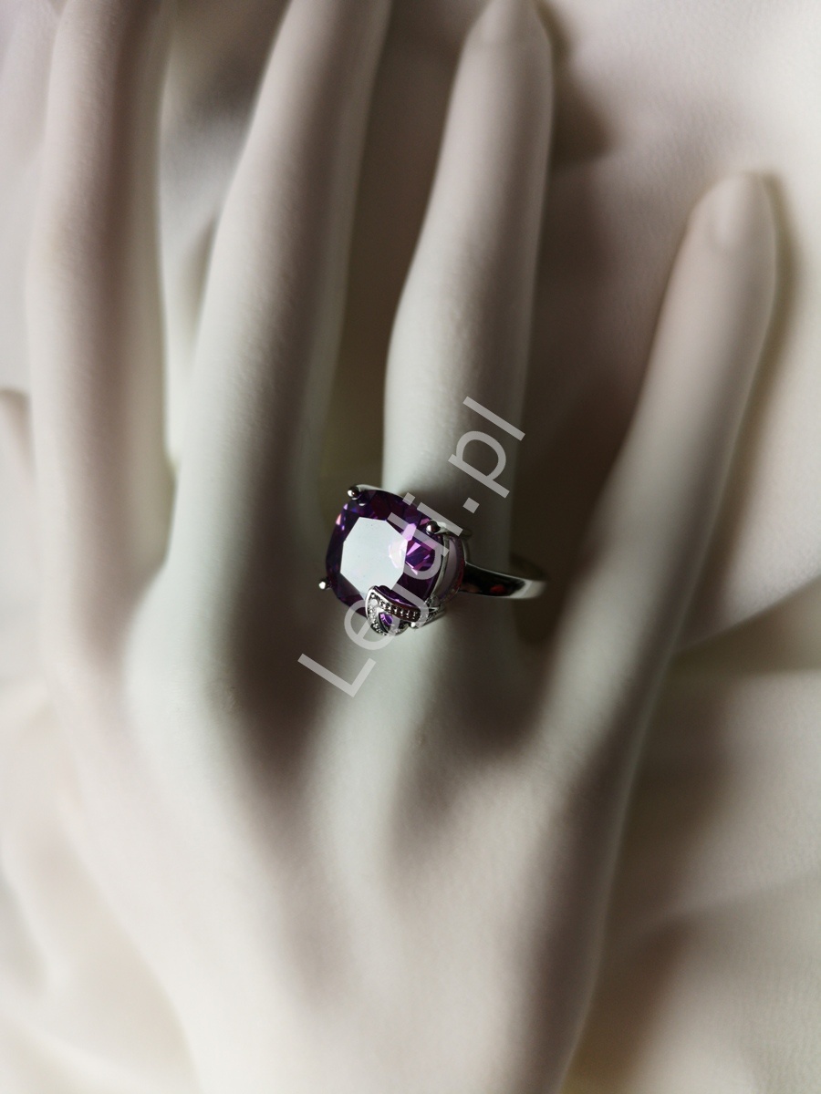Pierścionek posrebrzany z dużym fioletowym kryształkiem