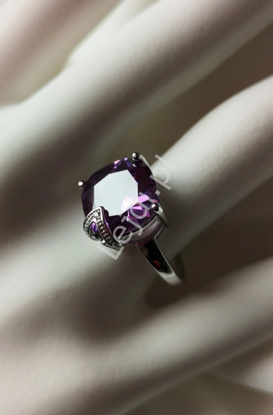 Pierścionek  z dużym fioletowym kryształkiem