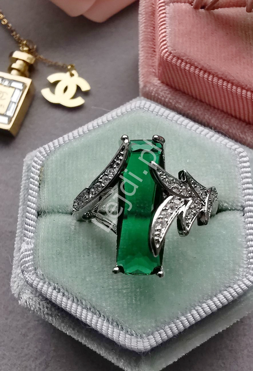 Pierścionek srebrny z zielonym oczkiem