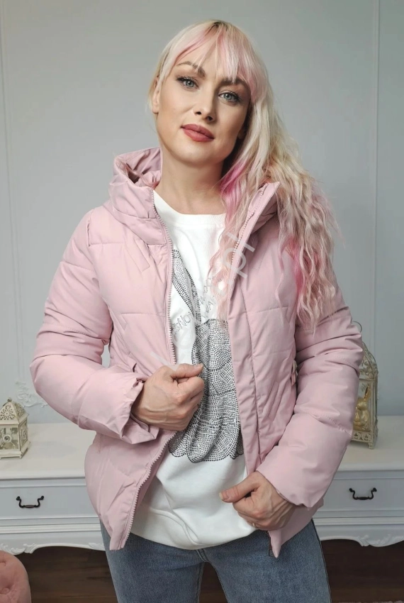 Pikowana kurtka damska z kapturem w różowym kolorze 9801