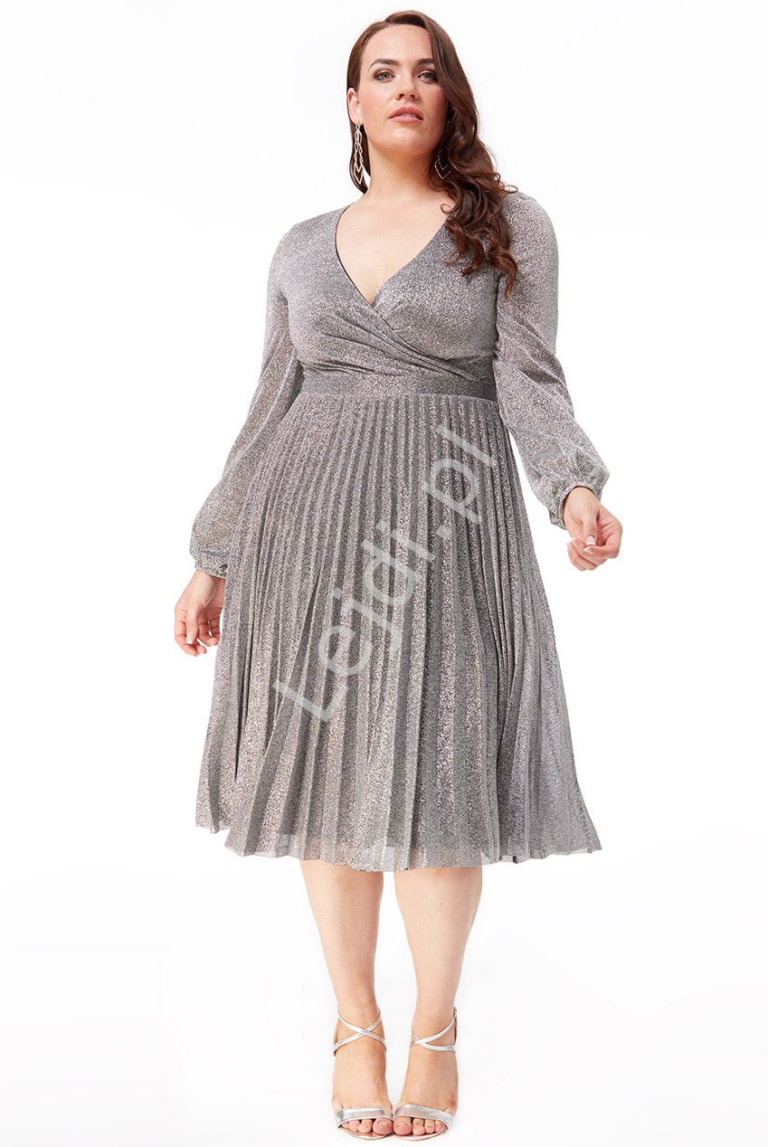 Plisowana srebrna lureksowa sukienka z mieniącymi się opiłkami Plus Size 2410P