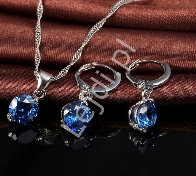 Posrebrzany komplet biżuterii z niebieskimi cyrkoniami, łańcuszeki i kolczyki