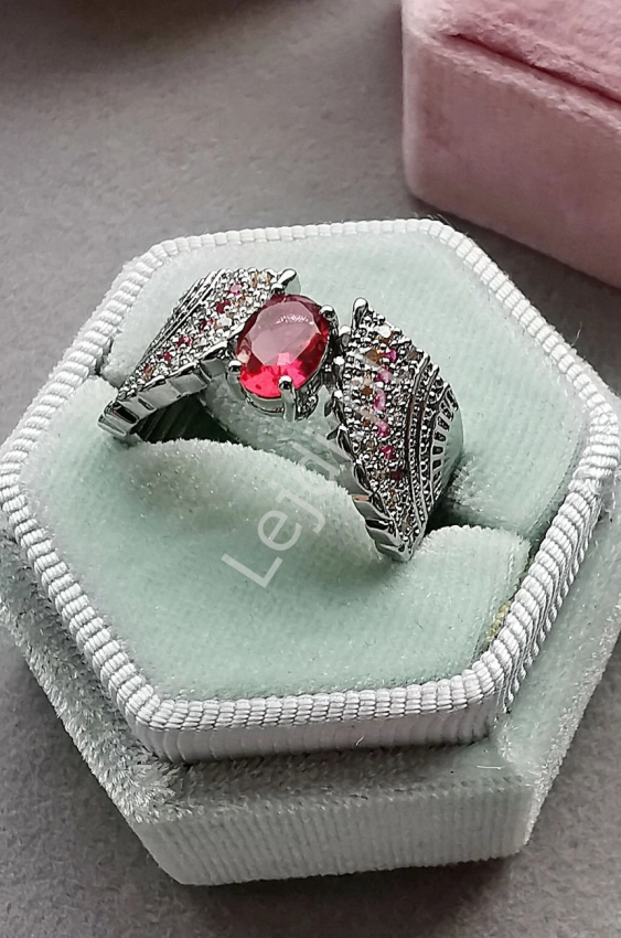 Posrebrzany pierścionek z kryształkiem w kolorze malinowym