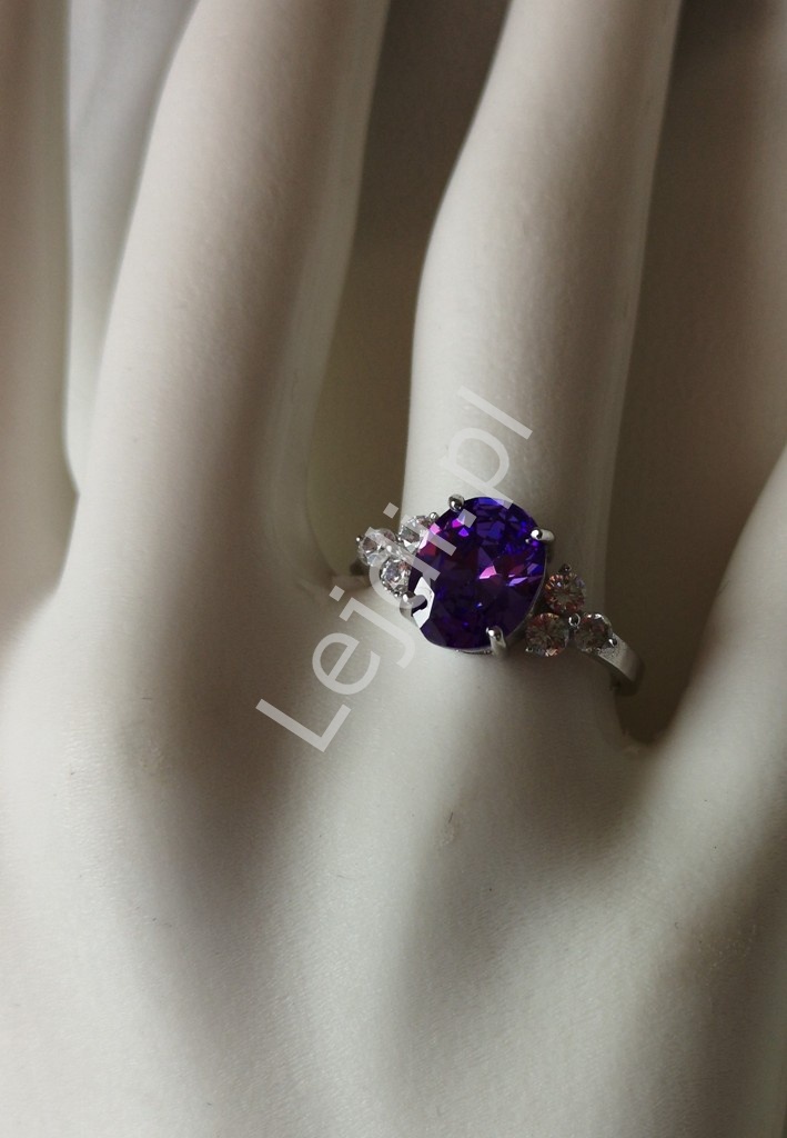 Posrebrzany pierścionek zaręczynowy z fioletowym oczkiem 